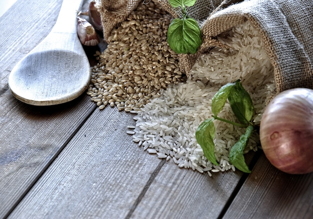 Arroz blanco y arroz integral en sacos de lona.