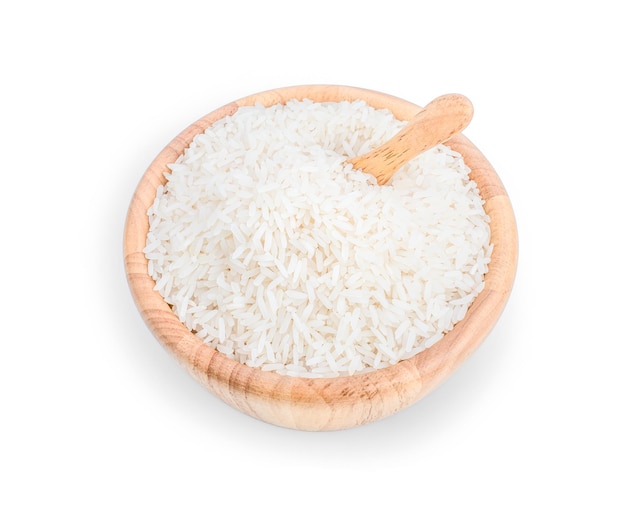 Arroz blanco Arroz jazmín tailandés con cuchara de madera en tazón de madera sobre fondo blanco