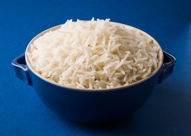 Arroz blanco basmati indio cocido o al vapor en un cuenco de cerámica rústica, el enfoque selectivo