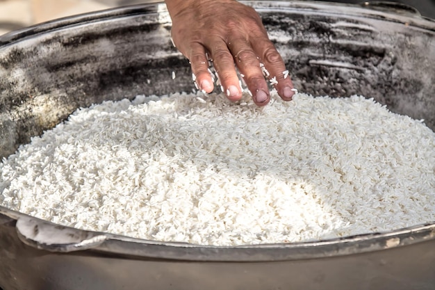 Foto arroz blanco en un caldero para cocinar pilaf