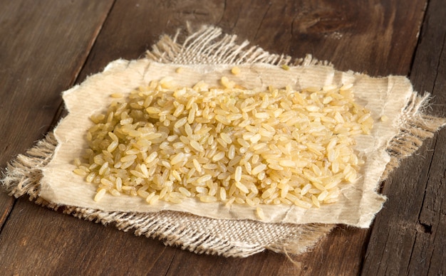 Arroz blanco crudo en una mesa de madera