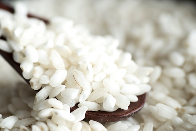 Arroz blanco en cuchara de madera