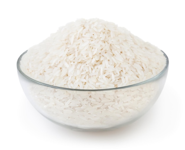 Arroz blanco de grano largo en recipiente de vidrio aislado sobre fondo blanco con trazado de recorte