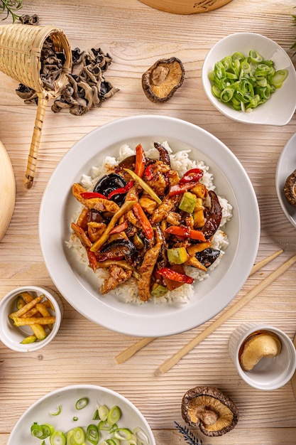 Arroz blanco hervido con setas de oreja