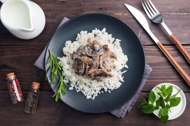 Arroz blanco hervido con setas en salsa de crema.