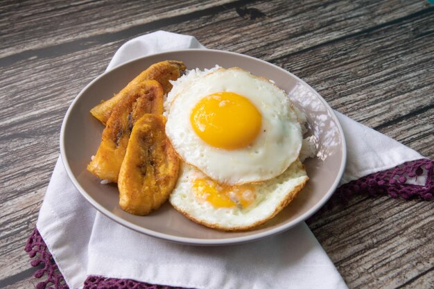 Arroz blanco con huevo frito inglés y plátanos fritos comida cubana comida de confort simple