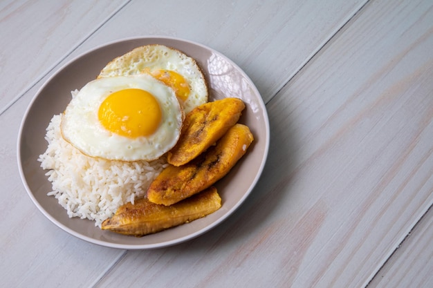 Arroz blanco con huevo frito inglés y plátanos fritos comida cubana comida sencilla y reconfortante