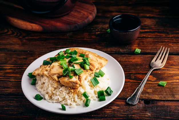 Arroz blanco con huevos revueltos con pollo y cebolla verde