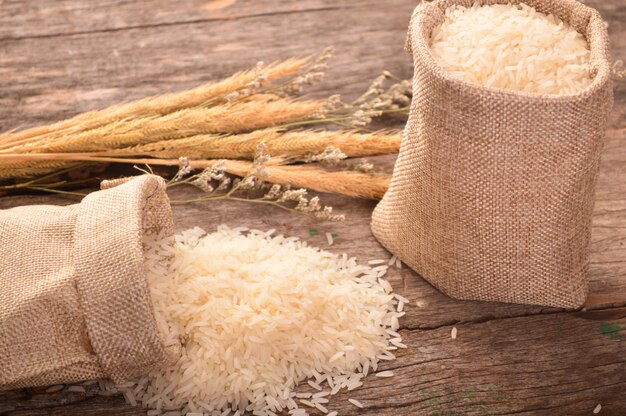 arroz blanco jazmín en pequeña bolsa de arpillera en madera