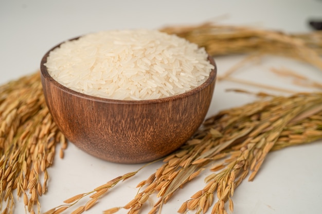 Arroz blanco jazmín en tazón de madera.