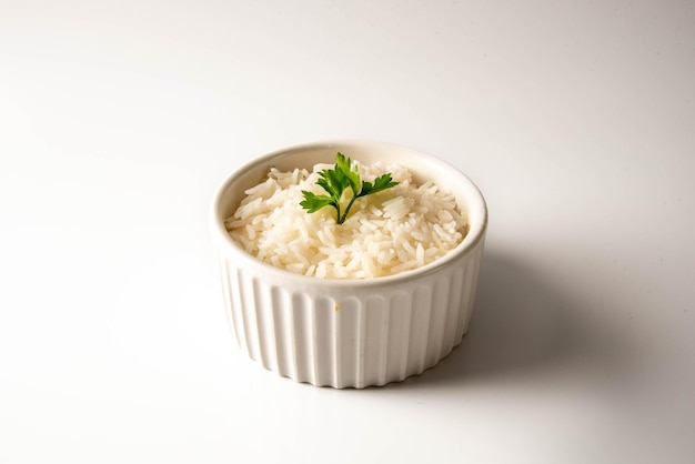 Arroz blanco en un recipiente aislado sobre fondo blanco.