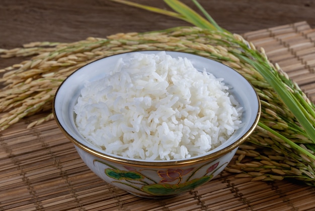 Arroz blanco en un recipiente sobre una superficie de madera