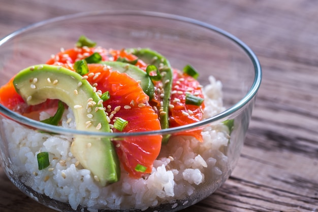 Arroz blanco con salmón y aguacate