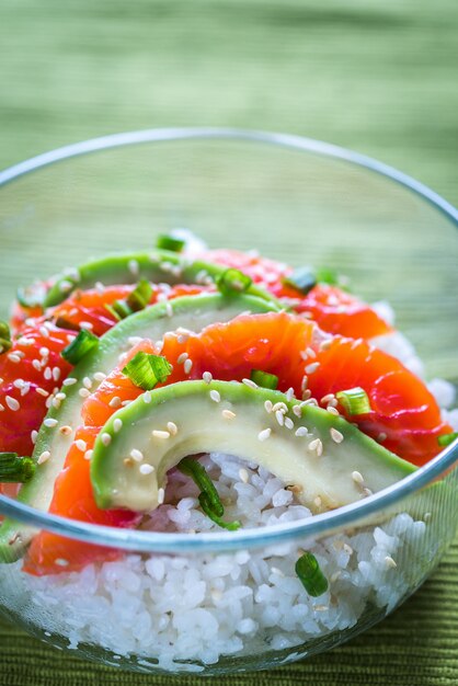 Foto arroz blanco con salmón y aguacate