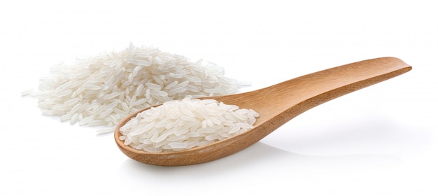 Arroz blanco seco en cuchara de madera sobre un blanco