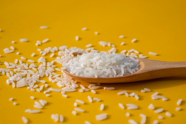 Arroz blanco seco en el espacio amarillo, tiro cerrado de arroz