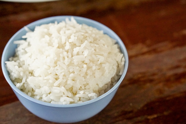 Arroz blanco sobre la mesa de madera