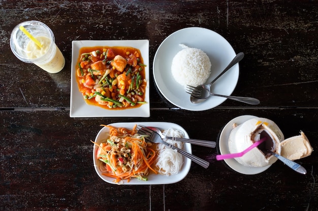 Arroz blanco con tofu y ensalada picante