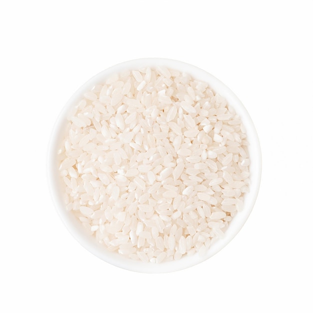 Arroz blanco en la vista superior de la taza blanca aislada sobre fondo blanco