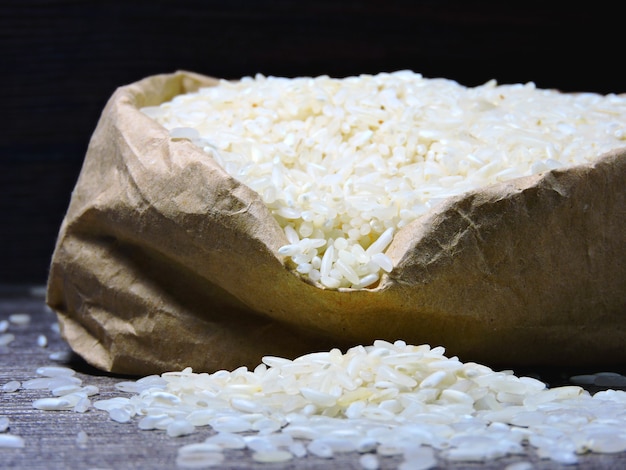 Arroz en una bolsa de papel.