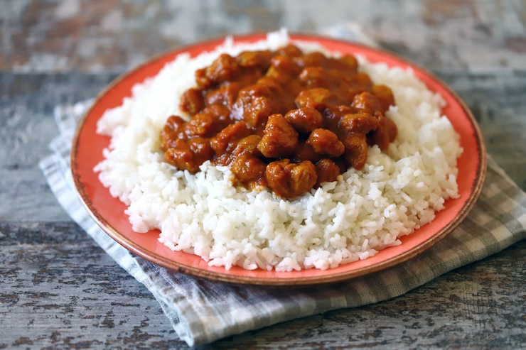 Foto arroz branco com curry com carne de soja.