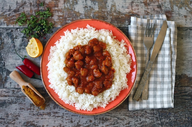 Arroz branco com curry com carne de soja.