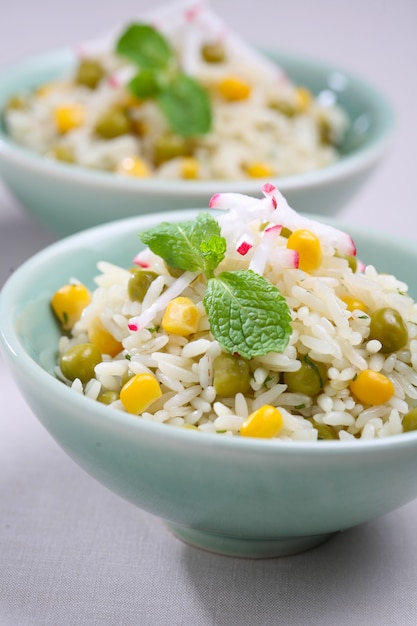 Arroz branco com legumes.