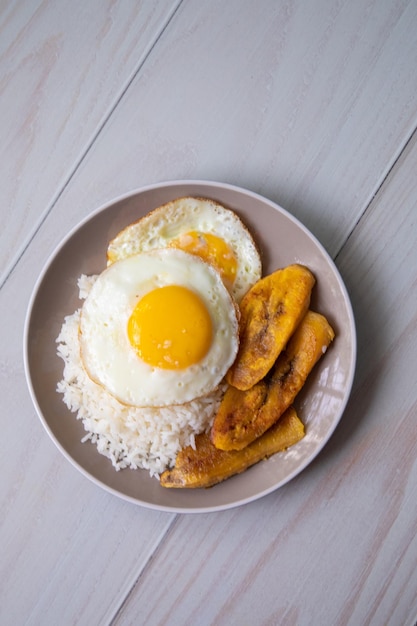 Arroz branco com ovo frito inglês e banana frita comida cubana comida reconfortante simples