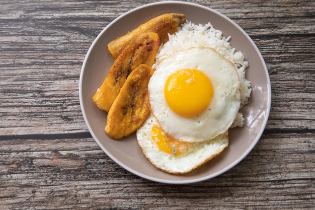 Arroz branco com ovo frito inglês e bananas fritas comida cubana comida de conforto simples