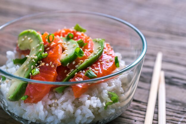 Arroz branco com salmão e abacate