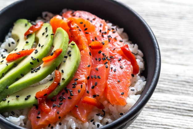 Arroz branco com salmão e abacate