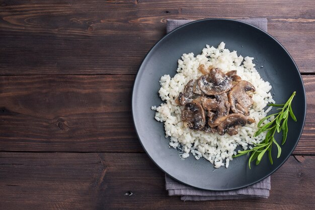 Arroz branco cozido com cogumelos em molho de natas.