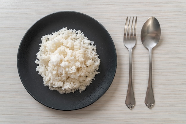 Arroz branco de jasmim tailandês cozido no prato