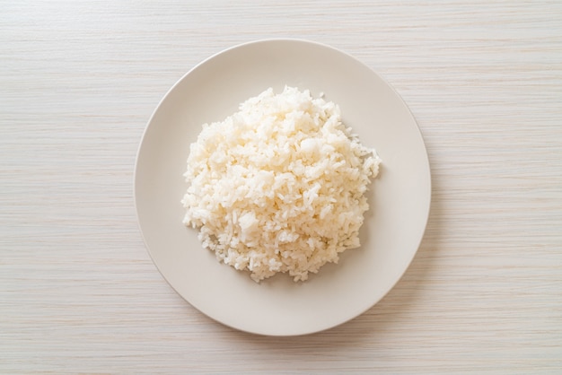 arroz branco de jasmim tailandês cozido no prato