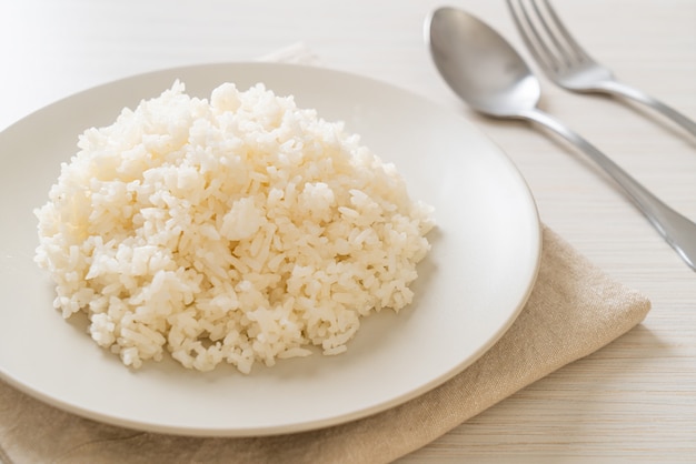 arroz branco de jasmim tailandês cozido no prato