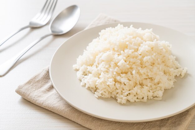 arroz branco de jasmim tailandês cozido no prato