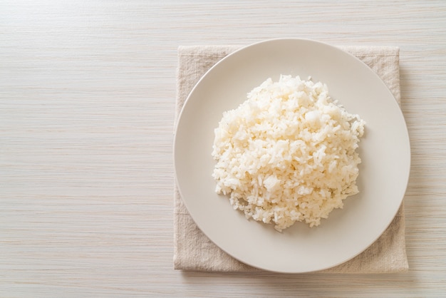 arroz branco de jasmim tailandês cozido no prato