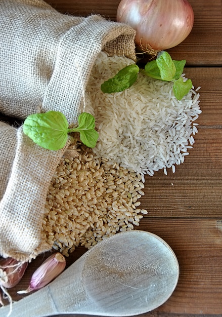 Arroz branco e arroz integral em sacos de lona