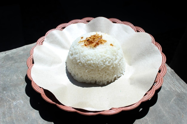 arroz branco em papel de óleo com cebola frita ou chalota. melhor para o menu do restaurante.