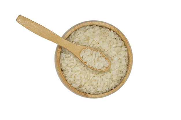 arroz branco em tigela de madeira e colher isolado no branco