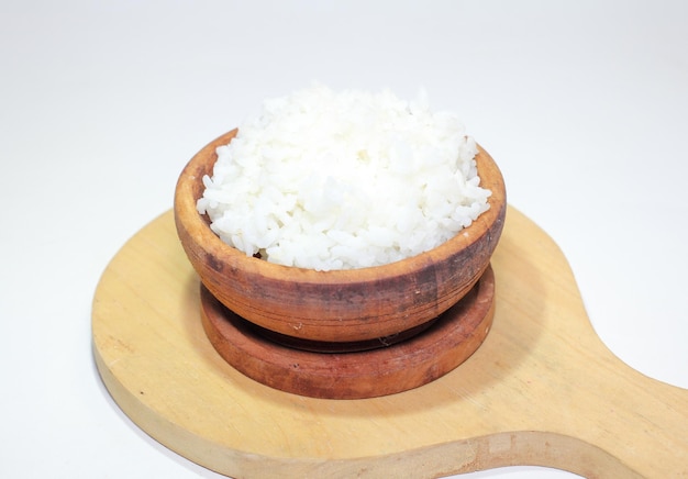 arroz branco em uma tigela de madeira sobre um fundo branco