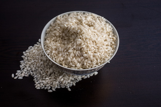 Arroz branco em uma xícara