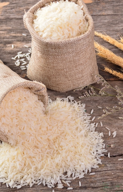 arroz branco jasmim em saco de aniagem pequena em madeira