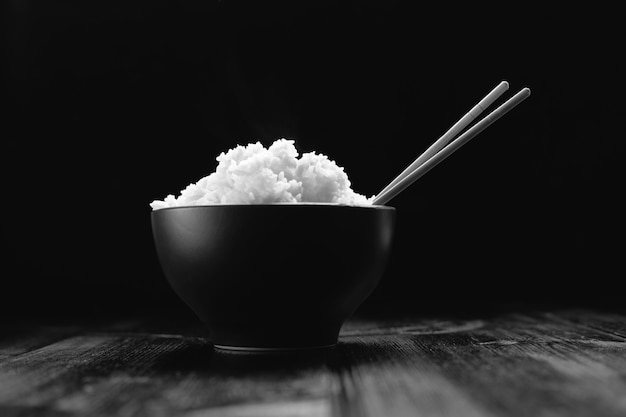 Arroz caliente en un tazón marrón con palillos al estilo japonés