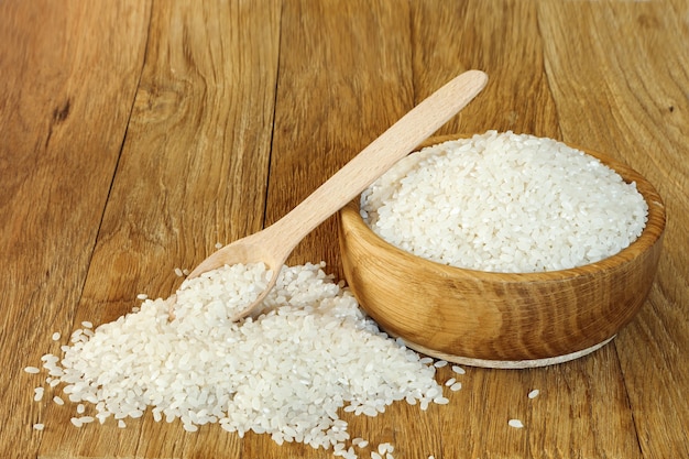 Arroz camolino en un cuenco de madera sobre la mesa de la cocina