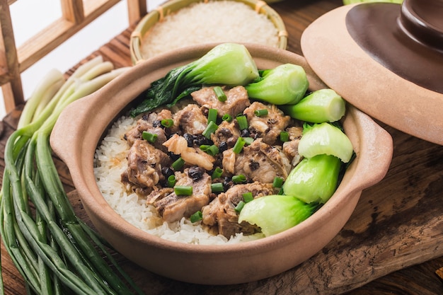 Arroz cantonés con arroz guisado con costillas