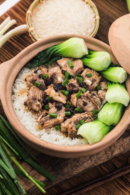 Arroz cantonês com arroz cozido com costeletas