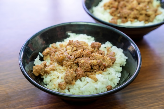 Arroz de carne estofado, cerdo guisado sobre arroz cocido en Tainan, Taiwán. Delicia de comida callejera tradicional famosa taiwanesa. Concepto de diseño de viajes, primer plano.