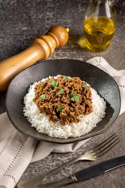 Arroz con carne picada en el plato