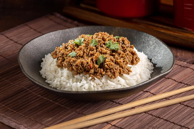 Arroz con carne picada en el plato